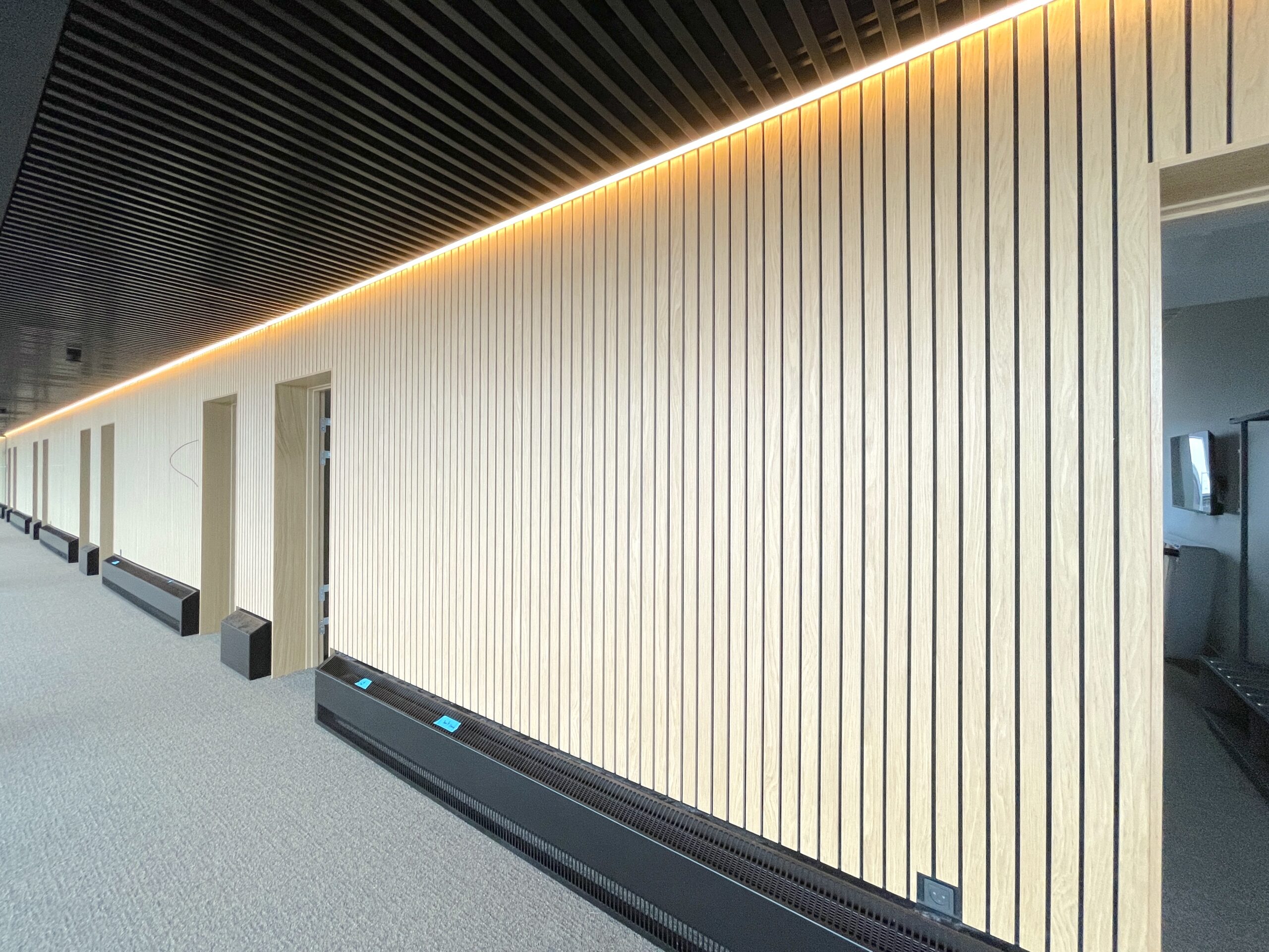 Gangen i Aarhus Lufthavns hotel er blevet beklædt med trælameller