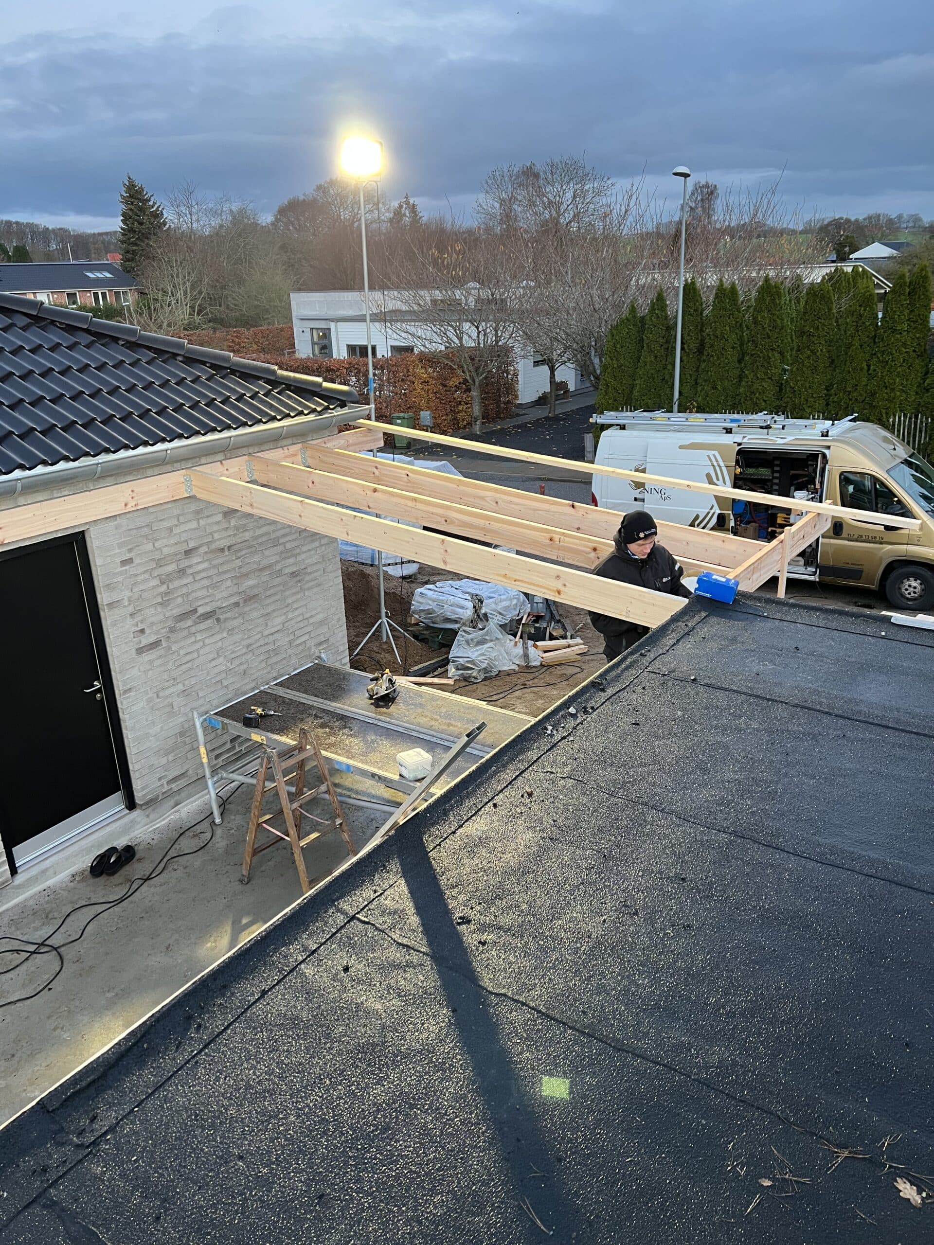 Ny garage og overdækket terrasse i Skødstrup